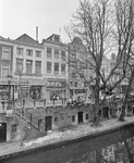 880418 Gezicht op de voorgevel van het G.E.B. Adviescentrum (midden, Oudegracht 194) te Utrecht.